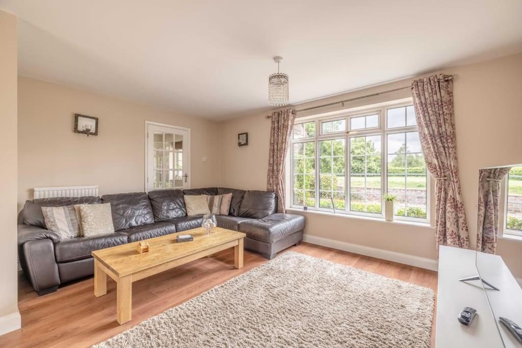 3-Bed Family Home With Parking & Large Garden Windsor Dış mekan fotoğraf